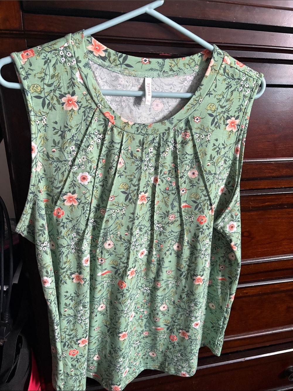 Sleeveless Green Floral Pleated Tank Top by SYOSS